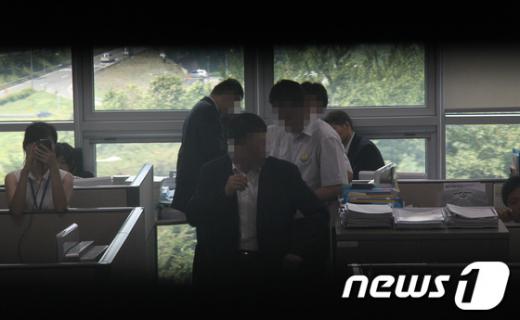 이석기 통합진보당 의원에 대한 국정원의 압수수색이 진행된 28일 오후 서울 여의도 국회 의원회관 이석기 의원실에서 국정원 직원들과 통합진보당 지도부간의 대치상황이 이어지고 있다.  News1 오대일 기자