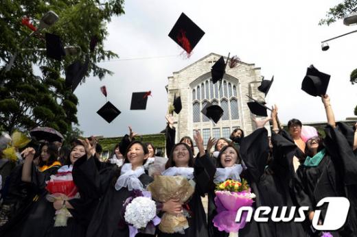 [사진]졸업 맞은 이화여대생들