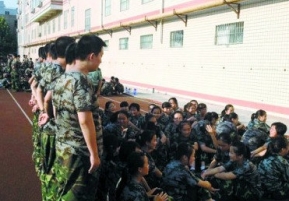 신입생 군사 훈련중 남학생들이 여학생들위해 그림자 양산 만들어