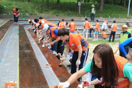 호반건설 임직원들이 서울 성동구 서울숲에서 목재 시설물 보수 봉사활동을 펼치고 있다. / 사진제공=호반건설