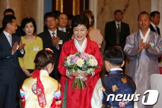 [사진]한복 입고 꽃다발 든 박근혜 대통령