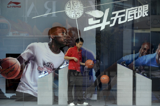 중국 베이징에 있는 한 리닝 매장에서 점원이 쇼윈도를 정리하고 있다. /사진=블룸버그