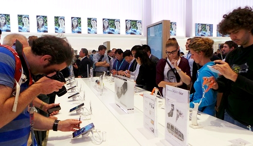 6일(현지시간)부터 독일 베를린에서 열린 유럽 최대 가전전시회 'IFA 2013'의 삼성전자 부스에서 외국인 관람객들이 삼성전자 신제품 '갤럭시 노트3'와 '갤럭시 기어'를 사용해보고 있다. /사진=정지은 기자