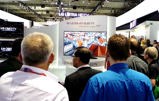 LG전자가 'IFA 2013'에서 선보인 세계 최대 77인치 커브드 UHD OLED TV 주변에 많은 관람객들이 몰려 있다. /사진=정지은 기자