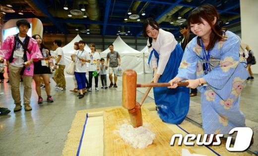 [사진]한국 전통문화 체험하는 일본