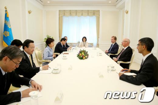 [사진]박 대통령, 클라우스 마틴 슈밥 WEF회장 접견