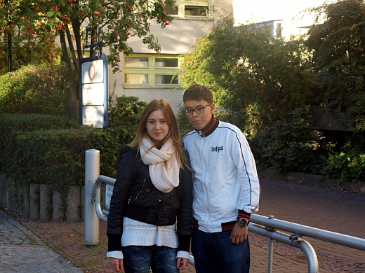 독일 베를린 근교의 '슐랑켄 바더 슈트라세(Schlangenbader strabe)' 주민 지나마리아씨(사진 왼쪽)와 그의 남자친구./사진=송학주 기자