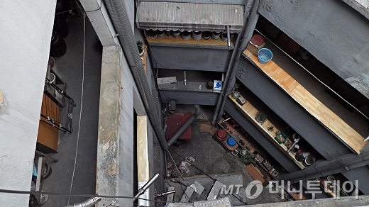 충정아파트 내부 중정을 옥상에서 내려다본 모습 / 사진=김유경 기자