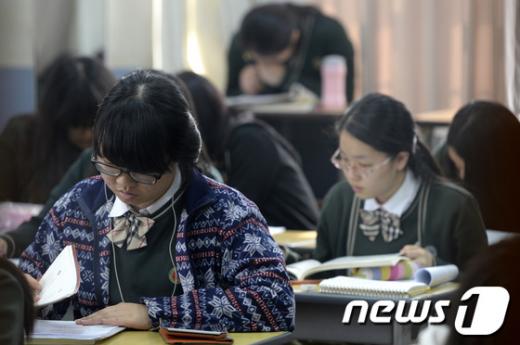 2014학년도 대학수학능력시험이 10일 앞으로 다가온 28일 오전 서울 종로구 배화여자고등학교에서 학생들이 공부에 집중하고 있다. /뉴스1 © News1 안은나 기자