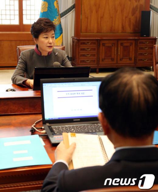 [사진]朴대통령 '선거개입 의혹 규명해야'