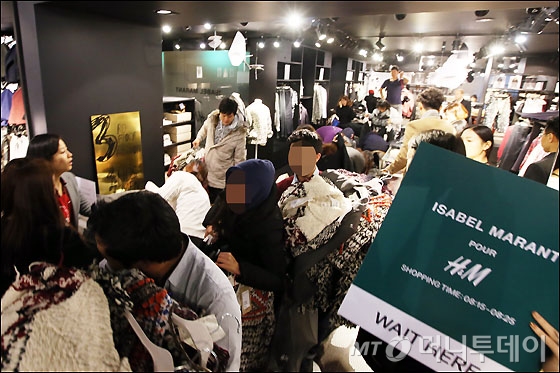 [사진]H&M-이자벨마랑, 한가득 들고 나서는 시민들