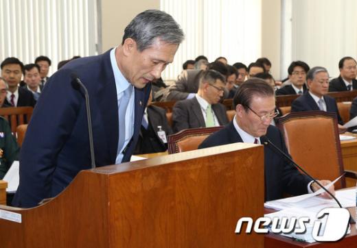 [사진]인사하는 김관진 국방장관
