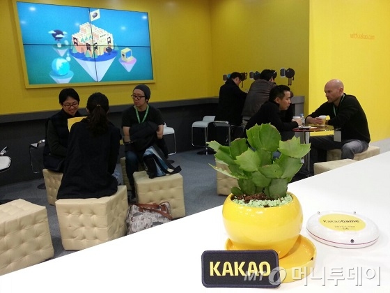 15일 지스타 카카오 B2B 부스에서 카카오 관계자들과 게임업계 인사들이 비즈니스 미팅을 하고 있는 모습. /사진= 카카오 제공