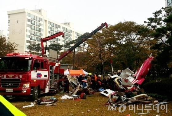 16일 오전 서울 삼성동 아이파크 아파트 외벽에 충돌 한 뒤 추락한 민간 헬리콥터 잔해에서 소방대원들이 구조활동을 펼치고 있다. /사진=뉴스1 박응진 기자