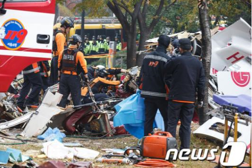 16일 오전 서울 삼성동 아이파크아파트에 LG그룹 소속 민간헬기가 충돌해 추락하는 사고가 발생해 소방대원들이 구조작업을 펼치고 있다. 이 사고로 기장 1명과 부기장 1명이 사망한 것으로 알려졌다./뉴스1