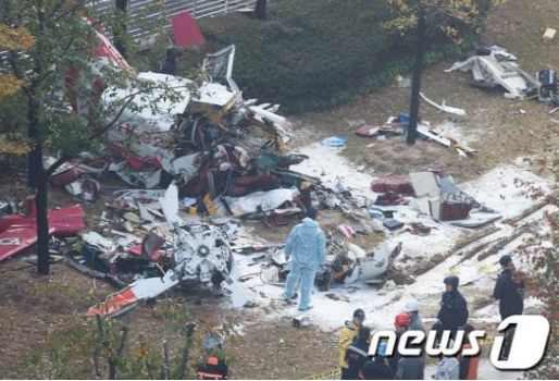 16일 오전 서울 삼성동 아이파크아파트에 LG그룹 소속 민간헬기가 충돌해 추락하는 사고가 발생해 사고조사반이 헬기 잔해를 살피고 있다. 이 사고로 기장 1명과 부기장 1명이 사망한 것으로 알려졌다. /뉴스1