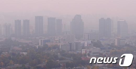 16일 안개가 자욱하게 낀 서울 도심 모습. 2013.11.6/뉴스1 © News1 손인중 기자 