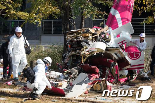 16일 오전 서울 삼성동 아이파크 아파트에 민간 헬리콥터가 충돌해 추락하는 사고가 발생했다. 이날 오후 국립과학수사원 관계자들이 추락한 헬기 잔해를 살펴보고 있다. 이 사고로 기장 1명과 부기장 1명이 사망했다. / 사진=뉴스1