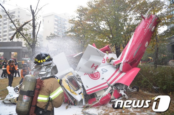 지난 16일 서울 삼성동 아이파크에 부딪친 뒤 추락한 LG전자 소속 헬기의 모습/사진=뉴스1