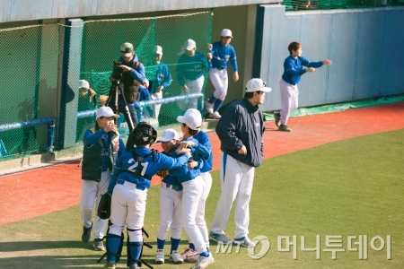 ↑지난 10월 열린 '서울시 어린이 야구교실' 야구대회에서 강북구팀 학생들이 득점을 한 뒤 기뻐하며 서로 격려하는 모습(사진제공=일구회) 