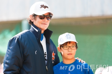 ↑박철순 전 OB베어스선수가 '서울시 어린이 야구교실'에 참가한 학생과 기념사진을 촬영하고 있다(사진제공=일구회)