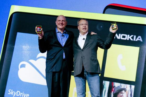 <br>
스티브 발머 MS CEO(왼쪽)와 스티븐 엘롭 당시 노키아  CEO가 2012년 9월 5일 미국 뉴욕의 기자회견장에서 노키아 루미아 920을 든 채 서로 어깨동무를 하고 있다./사진=블룸버그