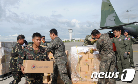 지난달 20일 태풍 '하이옌'으로 막대한 피해를 입은 필리핀을 지원하기 위한 물자가 공군 수송기에 실리고 있다.(공군 제공) © News1