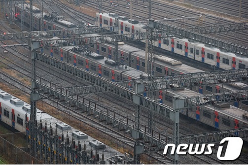 국철도노동조합이 총파업을 예고한 9일 오전 서울 구로차량기지에 열차가 정차해 있다. ⓒ News1 유승관 기자