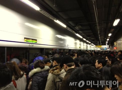 13일 오전 8시25분경 지하철 1호선 제기동역에서 멈춰선 열차 때문에 출근길 시민들이 큰 불편을 겪고 있다./사진제공=시민(이규도씨)   