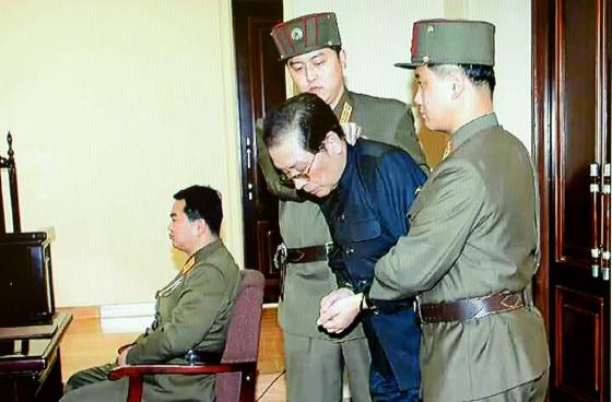 장성택 북한 전 국방위원회 부위원장이 처형 직전 특별군사재판법정에 서 있는 모습/ 사진=YTN 방송 화면
