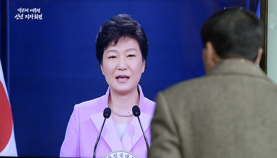 6일 오전 박근혜 대통령의 신년 기자회견을 지켜보고 있는 시민들/ 사진=뉴스1