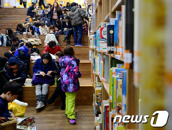 [사진]'독서하는 어린이들과 시민들'