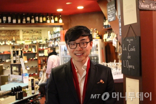 영국 런던에서 세 번째 사업을 준비 중인 한국계 마틴 김씨가 자신의 와인투자회사 사무실에서 포즈를 취하고 있다/사진=박종진 기자