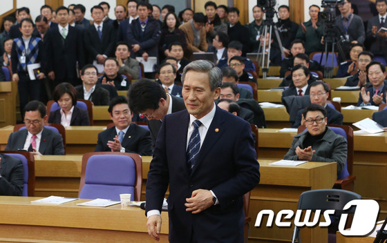 [사진]연단으로 향하는 김관진 국방장관