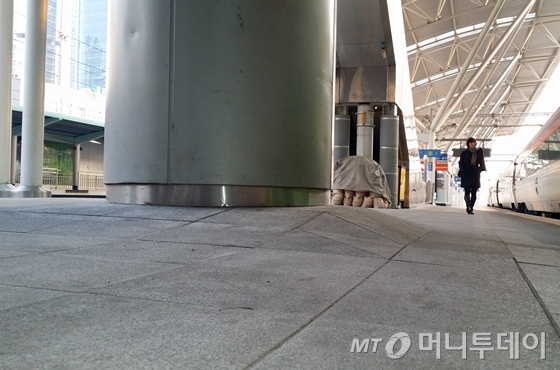 서울역 홈지붕과 에스컬레이터 침하를 막기 위해 설치한 보강 기둥과 바닥에 발생한 부동침하./사진=윤일선 기자