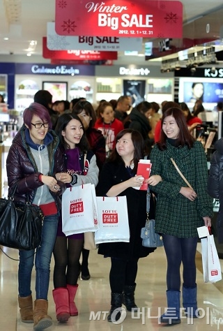 중국인 관광객들이 서울 소공동 본점 롯데면세점에서 쇼핑을 하며 즐거워하고 있다./사진제공=롯데면세점