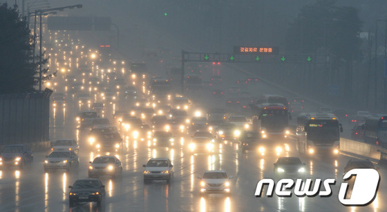 설 연휴 마지막 날인 2일 오전 막바지 귀경행렬로 전국 주요고속도로 상행선에 정체가 빚어지고 있다.  © News1   양동욱 기자