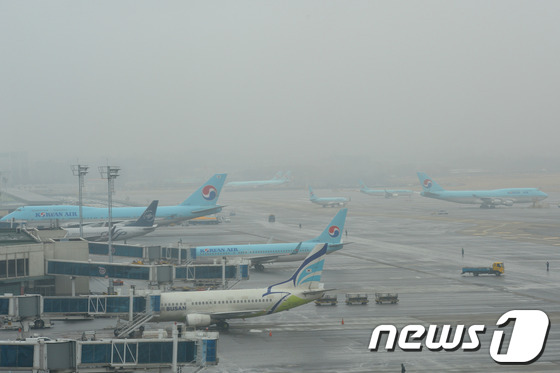 [사진]김포공항 짙은 안개…오전 한때 운항 차질