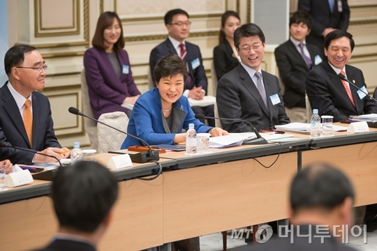 박근혜 대통령이 5일 청와대 영빈관에서 열린 국무조정실, 국민권익위, 법제처 업무보고에서 파안대소하고 있다./사진=청와대 제공