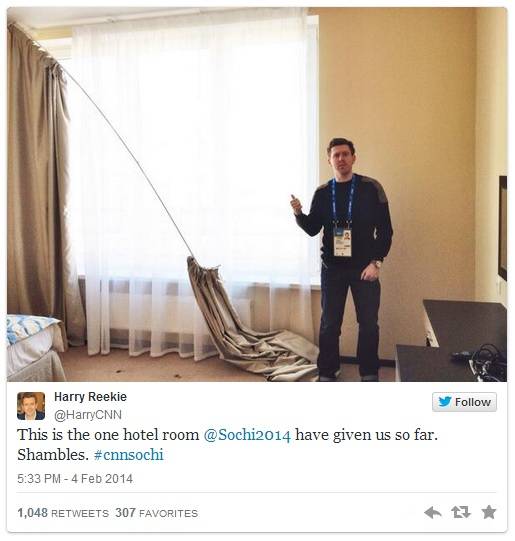 '커튼이 끊겨있는 호텔 시설 황당하다'며 사진을 찍어 올린 미국 CNN 방송의 해리 리키 기자/ 사진=해리 리키 트위터
