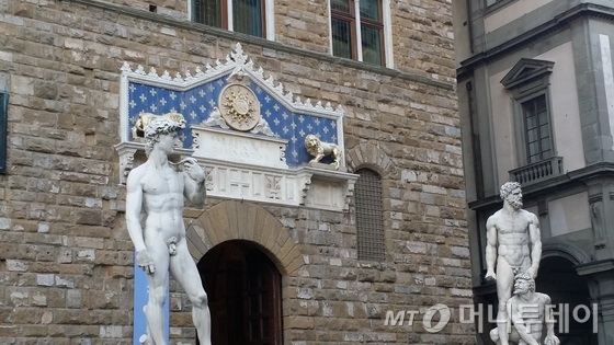 피렌체에 있는 베끼호 궁전 앞. 궁전은 우피치미술관과 연결돼있다. /사진=김홍선