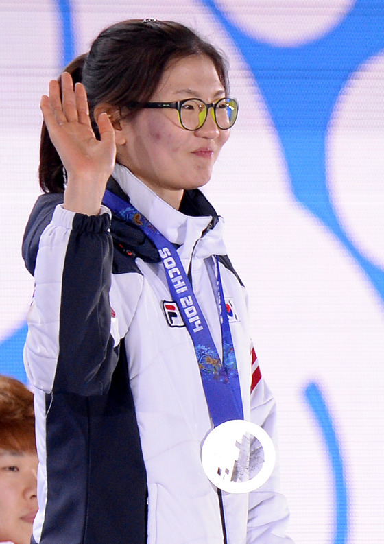 2014 소치 동계올림픽 쇼트트랙 여자 1500m 결승에서 은메달 획득한 심석희(17·세화여고)가 16일(한국시간) 러시아 소치 올림픽 파크에서 열린 메달 시상식에서 팬들을 향해 손인사를 하고 있다/ 사진=뉴스1