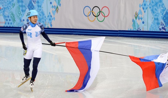지난 15일(한국시간) 러시아 소치 아이스버그 스케이팅 팰리스에서 열린 2014 소치 동계올림픽 쇼트트랙 남자 1000m 결승경기에서 1분25초325의 기록으로 금메달을 획득한 뒤 환호하고 있는 안현수/ 사진=뉴스1 이동원 기자