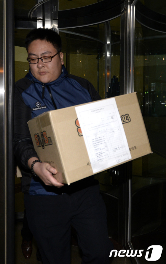 [사진]검찰 'STX 압수품 상자 들고'