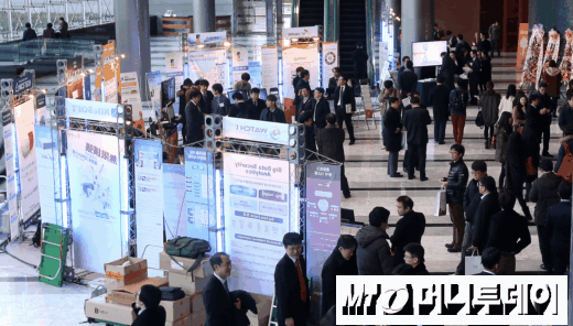 19일 머니투데이가 삼성동 코엑스 그랜드볼룸에서 개최한 '스마트 금융 & 정보보호 페어 2014'에서 참가자들이 각 업체들의 전시부스를 둘러보고 있다./사진=홍봉진 기자