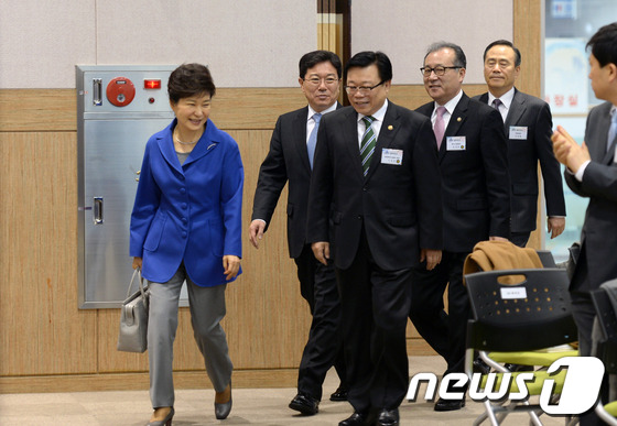 [사진]업무보고 참석하는 박근혜 대통령