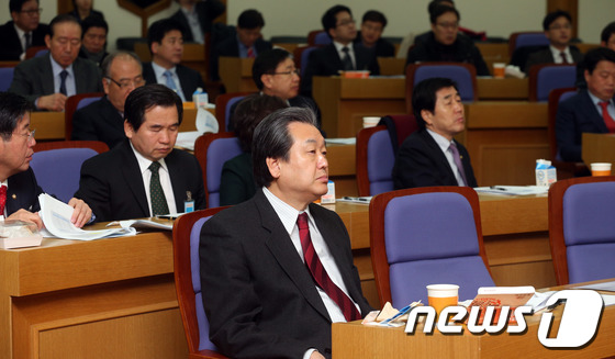 [사진]김무성 '통일경제 공부'