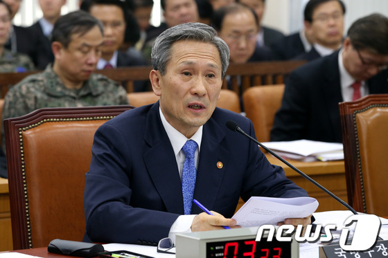 [사진]의원들의 질의 답하는 김관진 장관