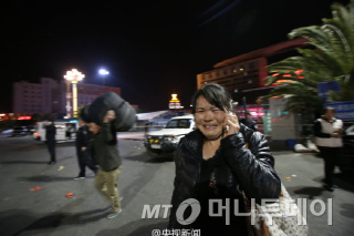 쿤밍 기차역에서 발생한 테러로 170여명이 숨지거나 중경상을 입은 가운데, 한 여성이 울먹이면서 친지에게 전화를 걸고 있다/사진=웨이보