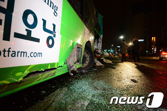 19일 밤 11시45분쯤 서울 송파구 방이동 송파구청 사거리 인근에서 달리던 시내버스가 신호를 기다리며 멈춰서있던 노선버스를 뒤에서 들이받았다. © News1 정회성 기자